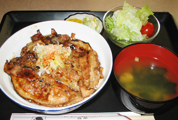 バラ丼 ¥750：麦豚、バラ肉 ホルモン風の味付けです。　　　　　　　　　　　　　　　