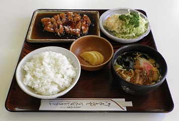焼肉定食 ¥950：県産豚肉・サラダ・おしんこ・群馬県産