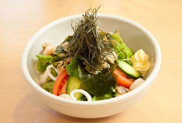 シーフードサラダ ¥760 （県産野菜たっぷりのサラダは手作りドレッシングで）