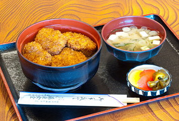 ソースカツ丼（上ヒレ） ¥1,100（やまと豚上ヒレ肉、ご飯）