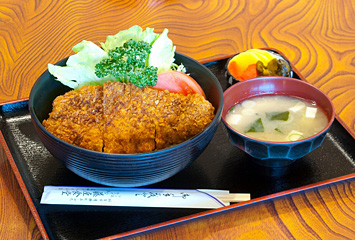 ソーストンカツ丼 ¥1,000（地元産豚肉使用）