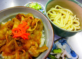 地豚丼セット ¥870／「上州麦豚」を使用しています。やわらかな肉と自家製天つゆ味が人気です。