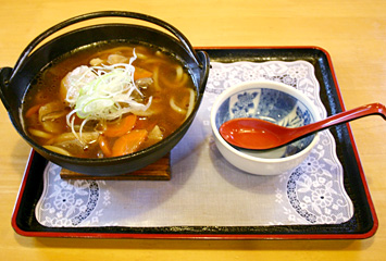 けんちんうどん ¥600（県産野菜をたっぷり使ったお母さんの味）