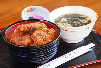 ソースカツ丼 ¥730（季節を問わず人気のメニュー）