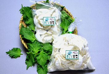 青しそ餃子 20入 ¥720 / 50入 ¥1,550 [県産野菜使用]（フレッシュな大場の香りで只今人気急上昇！特に女性にモテモテです。）