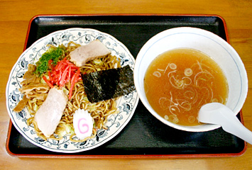 焼きそばラーメン（つけ麺風） ¥700（太田名物焼きそばを鶏ガラベースのスープでつけ麺風にいただく（県産キャベツ使用））