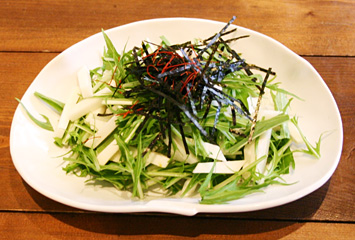 水菜と大和芋のピリカラサラダ ¥480（ことぶきオリジナル「食べるラー油」使用）