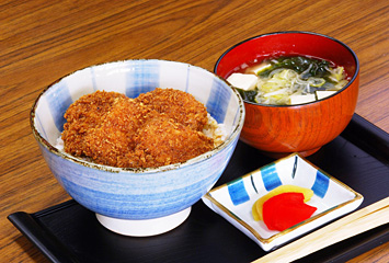 ソースかつ丼 ¥800（県産豚のモモ肉を使用）