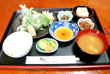 山菜天ぷらの定食 ¥1,000（季節の山菜を使用）