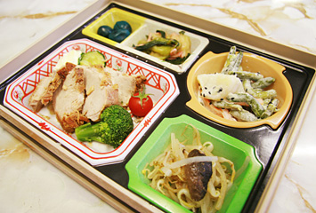 食快膳 ¥600円(税込) ：生活習慣病対策食（地元産こしひかり米・旬の野菜使用）
