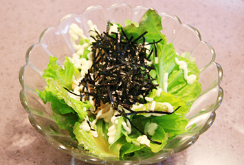 宮川サラダ ¥420　自家菜園で採れたサンチュを使ったオリジナルサラダ