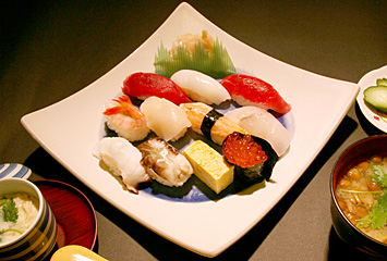 おまかせ10種類のにぎり鮨（茶椀蒸し・味噌汁・おしんこ付）¥2,900