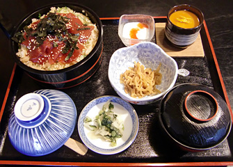 てこねずし ¥1,575／伊勢志摩名物の漁師料理。つけあわせは、県産食材を用いて