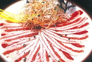 [豚バラ塩 600円] 上州麦豚の旨味と、ピリ辛ネギの相性がバツグンの一品です。