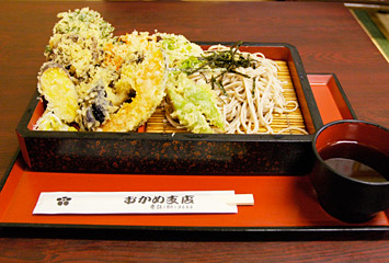 まいたけ天ざるそば：群馬産まいたけと群馬県産の野菜の天ぷらを使った天ぷらそば