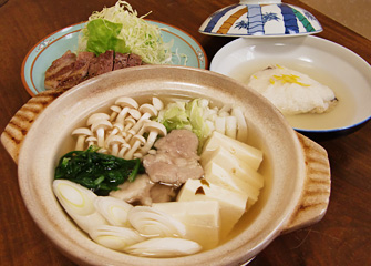 鶏の吉野鍋／白菜、ネギ、春菊、キノコなど県産食材がたっぷり入ったお鍋