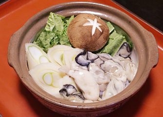 カキ鍋 ¥1,000／国府の白菜、三ノ倉のシイタケ、下仁田ネギなど。辛味噌で体あったか