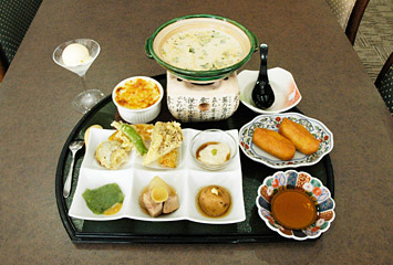 お豆腐と湯葉の御前 ¥1,250～：小鉢・生湯葉の刺身、湯葉グラタン、豆乳鍋、飛龍頭、舞茸天ぷら、いなり寿司、デザート