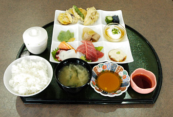 日替たに咲御前 ¥1,050：刺身、天ぷら、お新香、煮物、刺身こんにゃく、温泉玉子、茶碗蒸し他　　　　　　　　　　　　　　　　　　