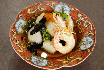 里芋と海老の揚げだし ¥850：群馬県産の里芋を一度炊き、海老を唐揚げ、　出汁で仕上げる
