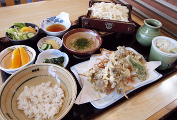 麦とろごはんセット（竹コース）／麦とろごはん、舞茸の天ぷら、うどん、サラダ、フルーツ付